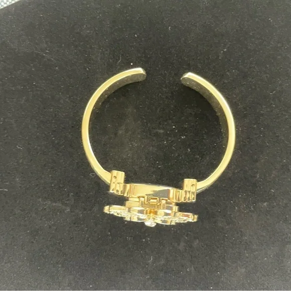 Gold tone Flower Bracelet - Picture 2 of 3